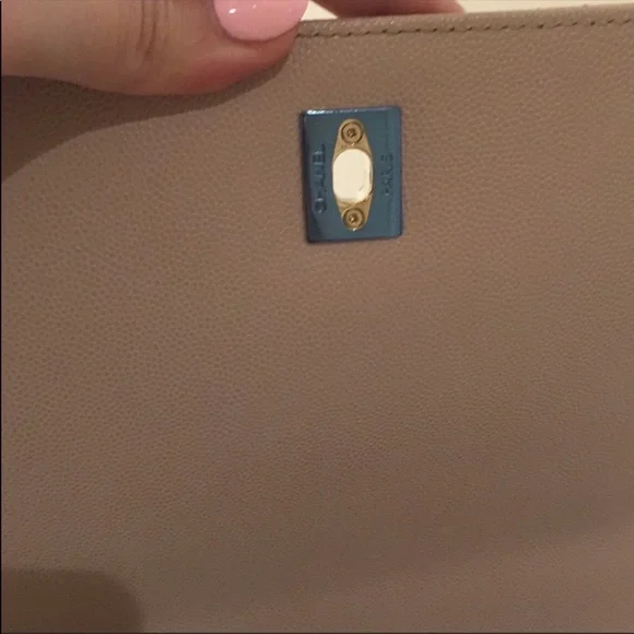 CHANEL Beige Quilted Bag with Gold Chain - Picture 3 of 8